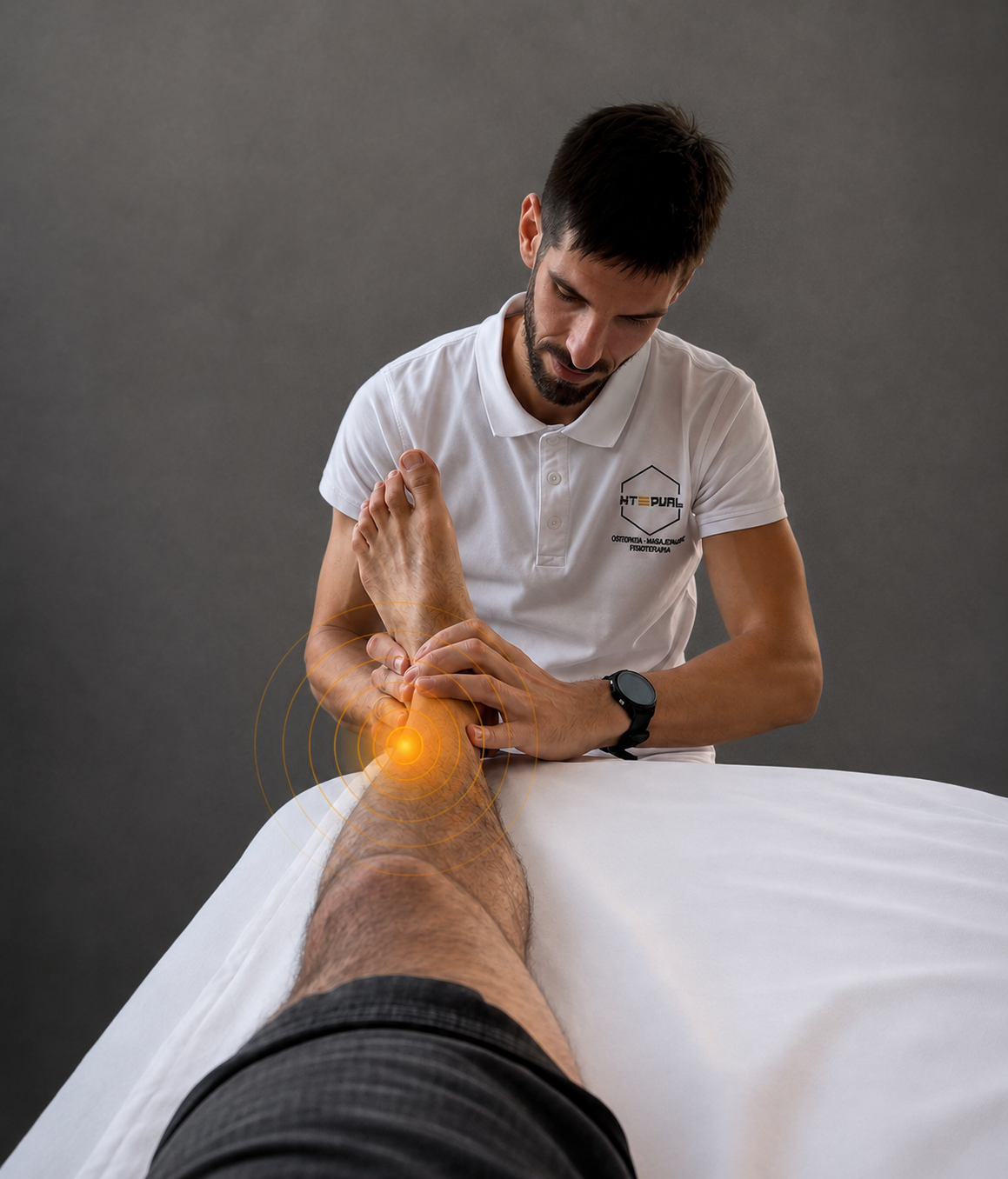 Fisioterapeuta valorando el pie de un paciente con dolor en la fascia plantar